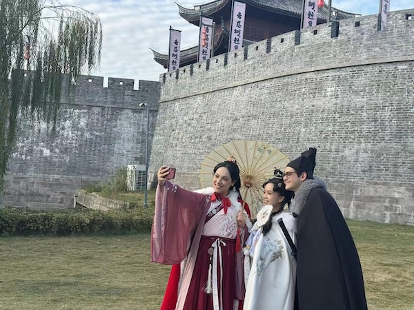 1765446165254059768.jpg 1998647383133704192_1280px.jpg