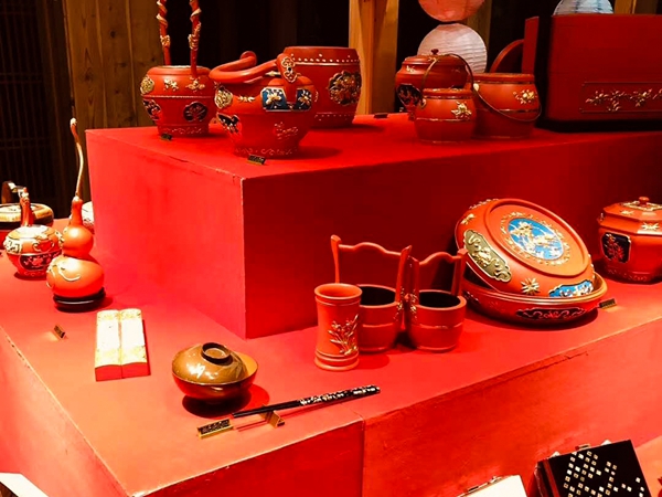 Giving lacquerware a new shine