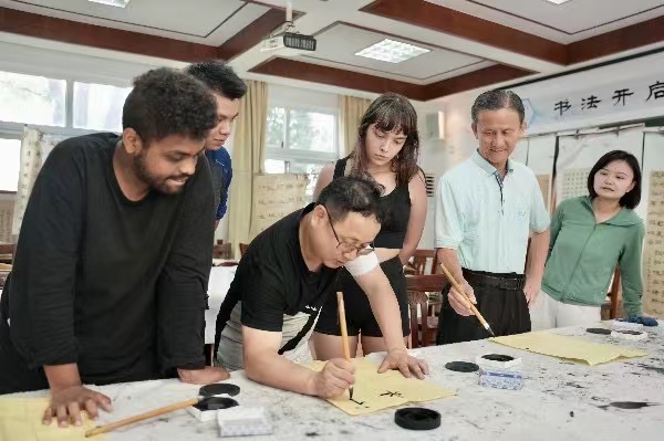 Expats discover beauty of village in Ningbo 