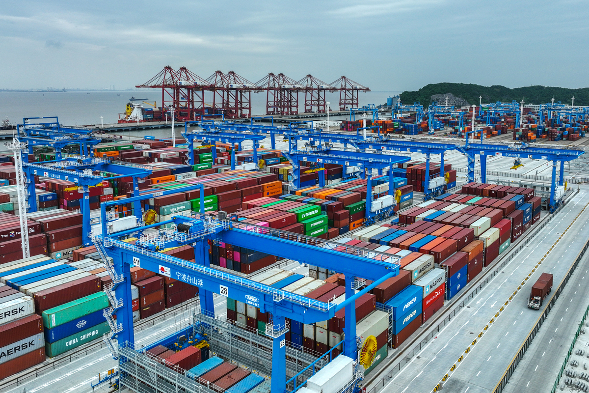 Busy port in Zhejiang enveloped in fog