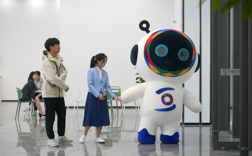 Cutting-edge technologies shine at 2023 WIC Wuzhen Summit