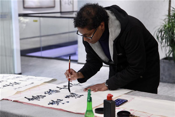 Expats experiences Ningbo's culture, development 