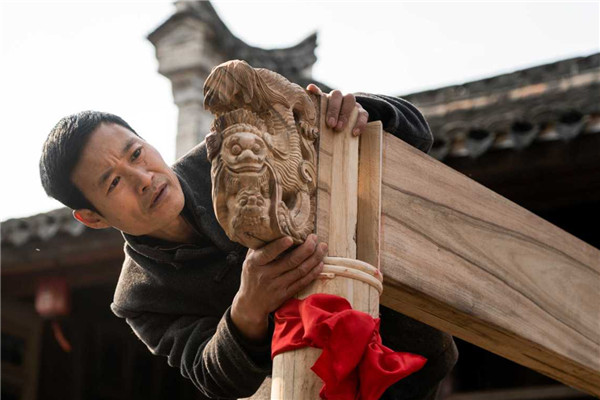 Ninghai artisan constructs opera stage in courtyard 