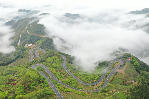 Misty views of famed Siming Mountain twisting road