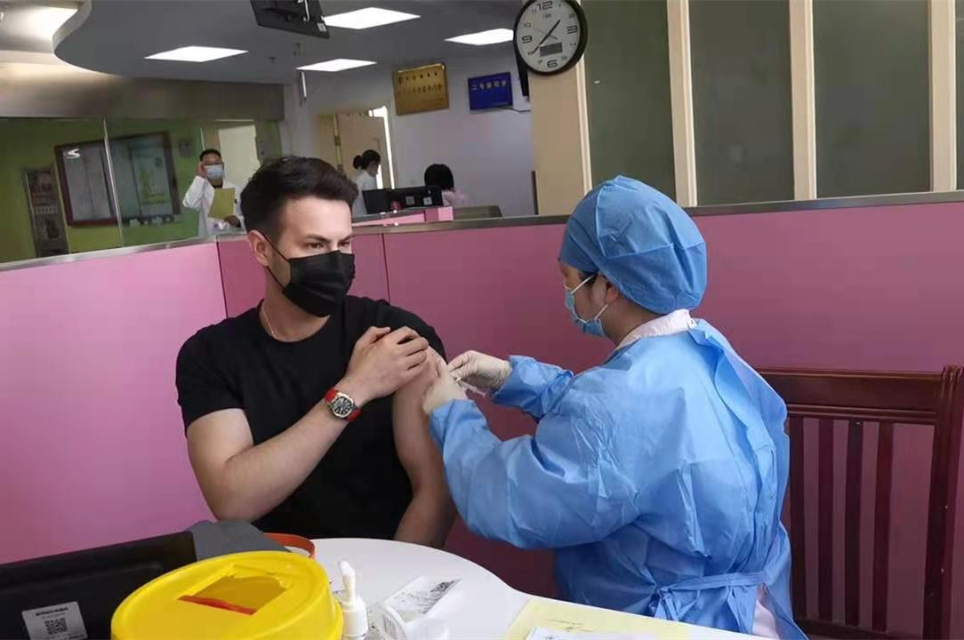 Foreigners, compatriots offered COVID-19 vaccines in Ningbo