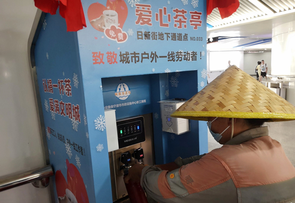 Tea booths help outdoor workers cool down