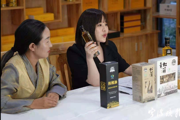 Livestreaming team from Ningbo helps sell Muli's agriproducts