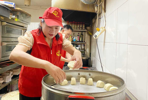Residents of Ningbo offer free food as typhoon hits the city