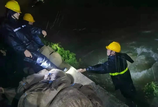 People fight against Typhoon In-Fa in Ningbo