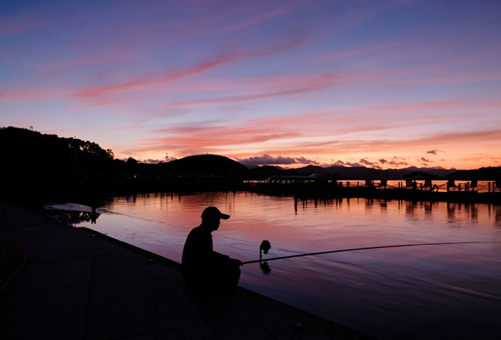 In pics: Captivating sunrise over Dongqian Lake