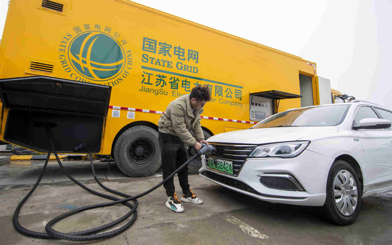 Geely head stresses EV battery stations