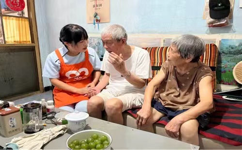 Mobile bathing means better care for elderly