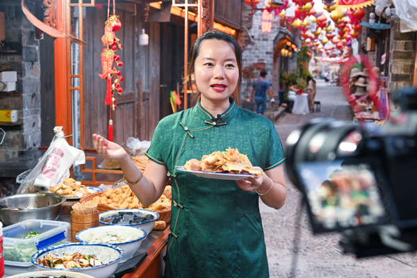 Social media influencer visits Qiantong Ancient Town