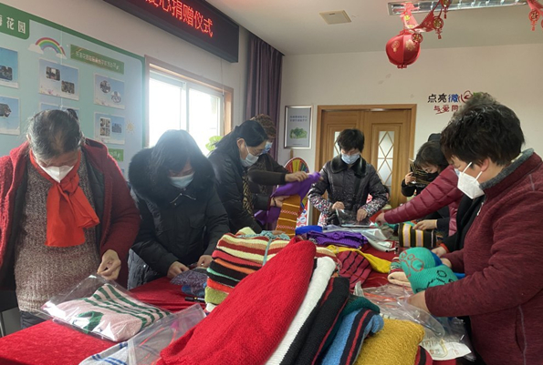 'Grandma Sweater' warms children in need