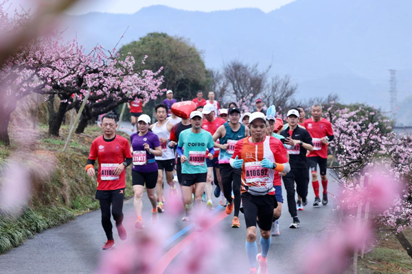 Cross-Straits marathon held in Fenghua
