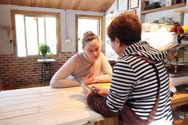 61-year-old Ningbo barista wows expats