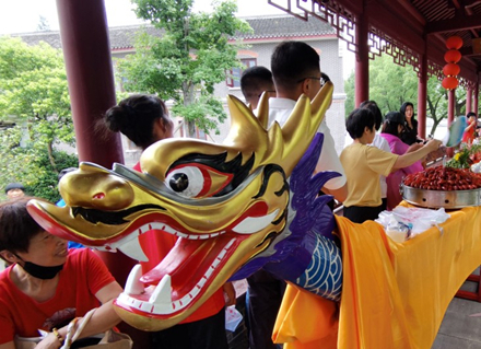 Banquet held to celebrate Dragon Boat Festival