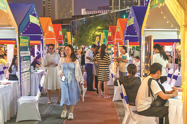 Nighttime job fairs offer graduates more options