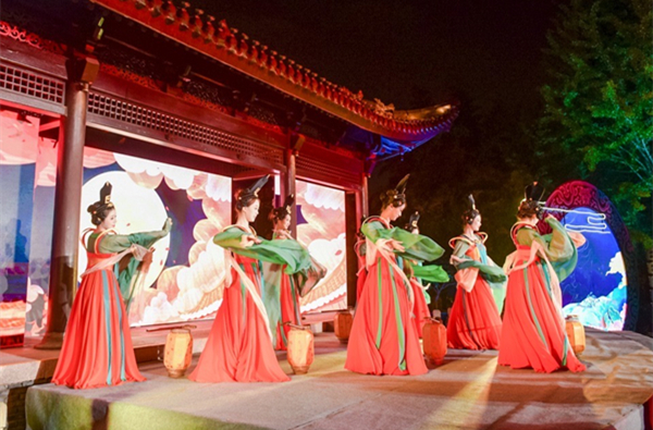 Poetry gala celebrates Mid-Autumn Festival   