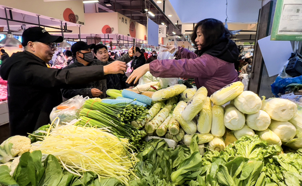 Residents in Ningbo gearing up for Lunar New Year's Eve dinner