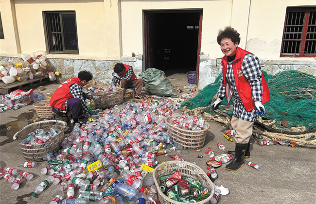 Fishing community pulls plastic from its waters