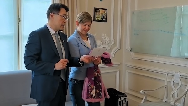 Colombian first lady admires traditional vest with Ningbo flair