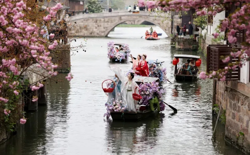 Zhejiang tourism hits record highs during holiday