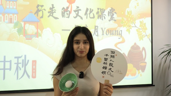 图为留给学生展示亲手制作的冰皮月饼。宁波大学供图(1).jpg