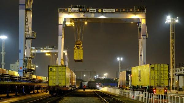 New rail-sea route links Xinjiang, Ningbo