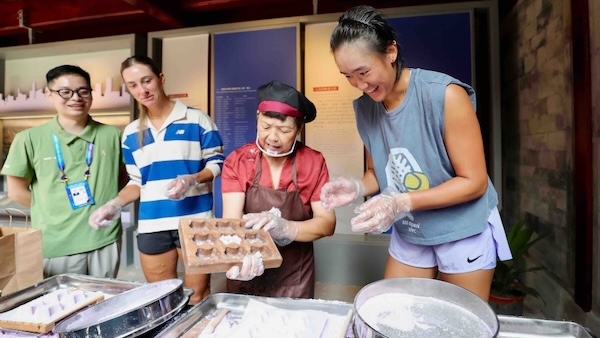 Tennis players discover Ningbo's cultural treasures 