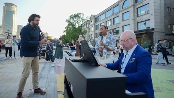 Expats stage flash mob to celebrate Ningbo