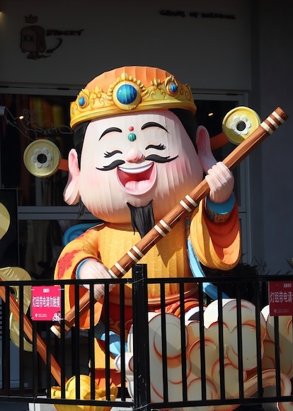 New year joy at Ningbo's Chenghuang Temple