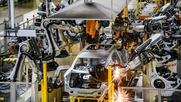 Ningbo's auto industry surges in 2025