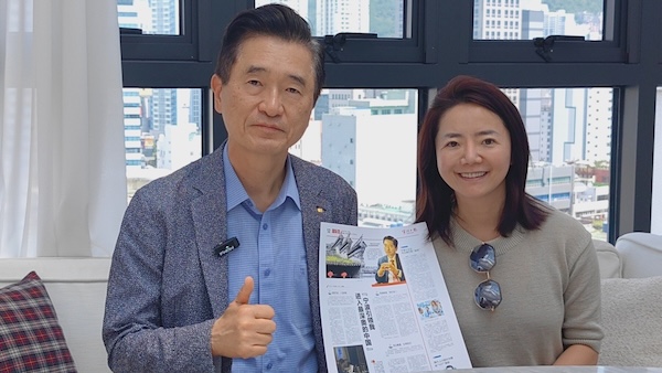 Former Busan official awarded Ningbo honorary citizenship