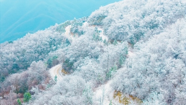 Rime ice turns Xiangshan mountains into fairytale