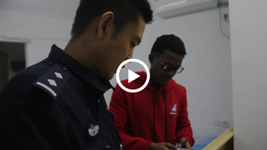 Multilingual policeman in Ningbo befriends hundreds of expats