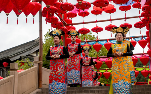 Qipao show staged in Xiangshan Film and Television City