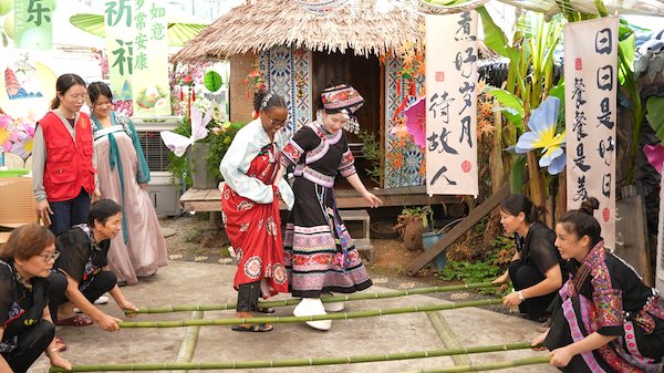 Intl students join Ningbo villagers in Duanwu festivities